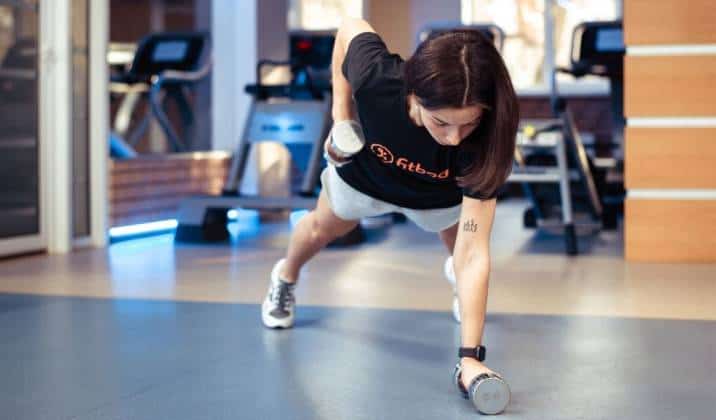 renegade row - upper body dumbbell exercises for weight loss